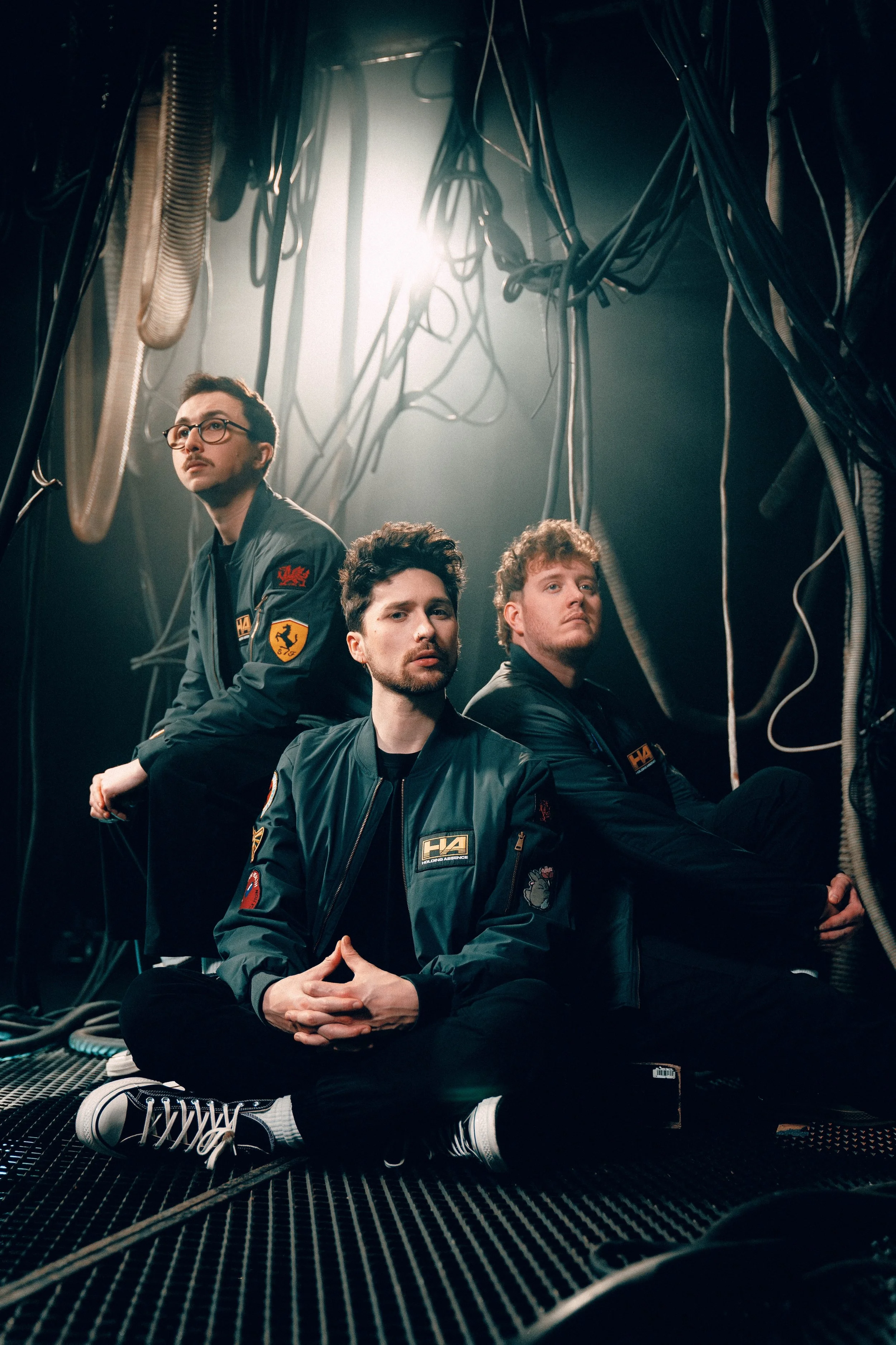 Holding Absence libera faixa-título de “Modern Life Is Lonely”