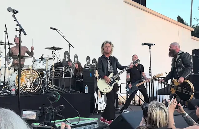 Tributo oficial aos 50 anos dos Ramones reúne Billie Joe Armstrong, Travis Barker, Tim Armstrong e CJ Ramone