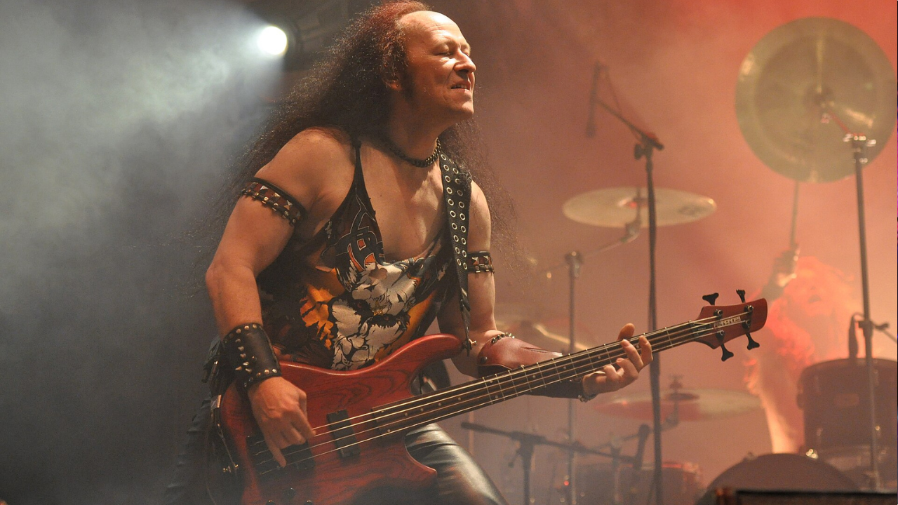 Cronos, vocalista e baixista do Venom, morre aos 63 anos