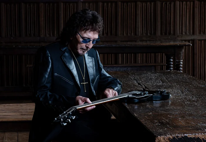 Para Tony Iommi, tocar guitarra é uma necessidade; "É como comer"