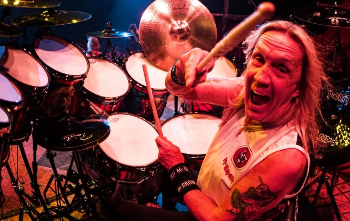 Nicko McBrain critica a voz atual de Axl Rose e revela tentativa frustrada de reconciliação: “Ele não quis saber”